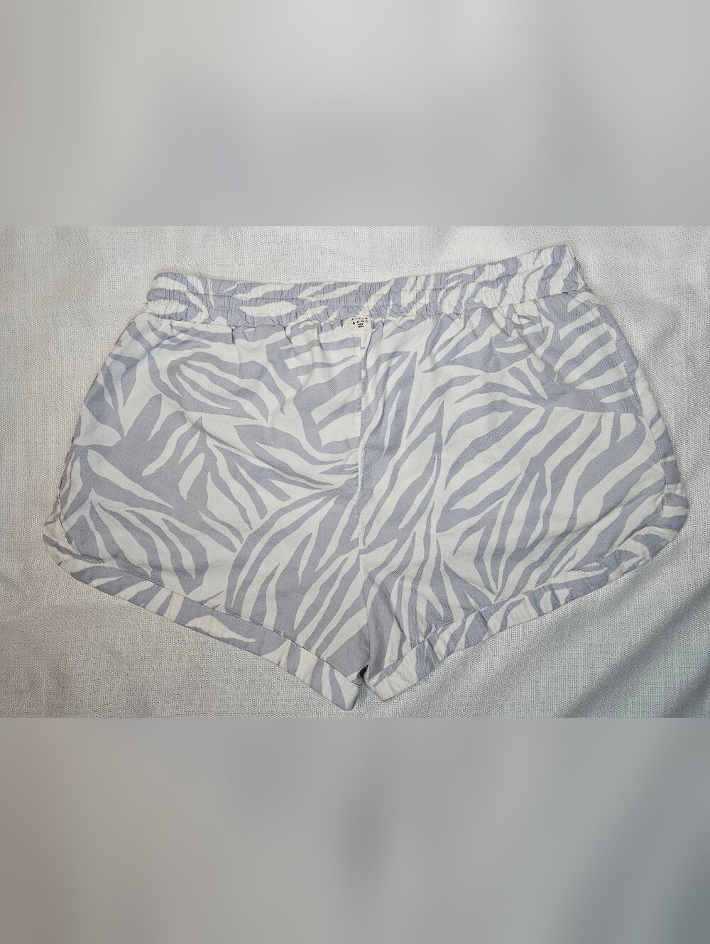 Billabong Zebra Print Pull On Beach Shorts Grey White Size Large EUC - Picture 5 of 11
